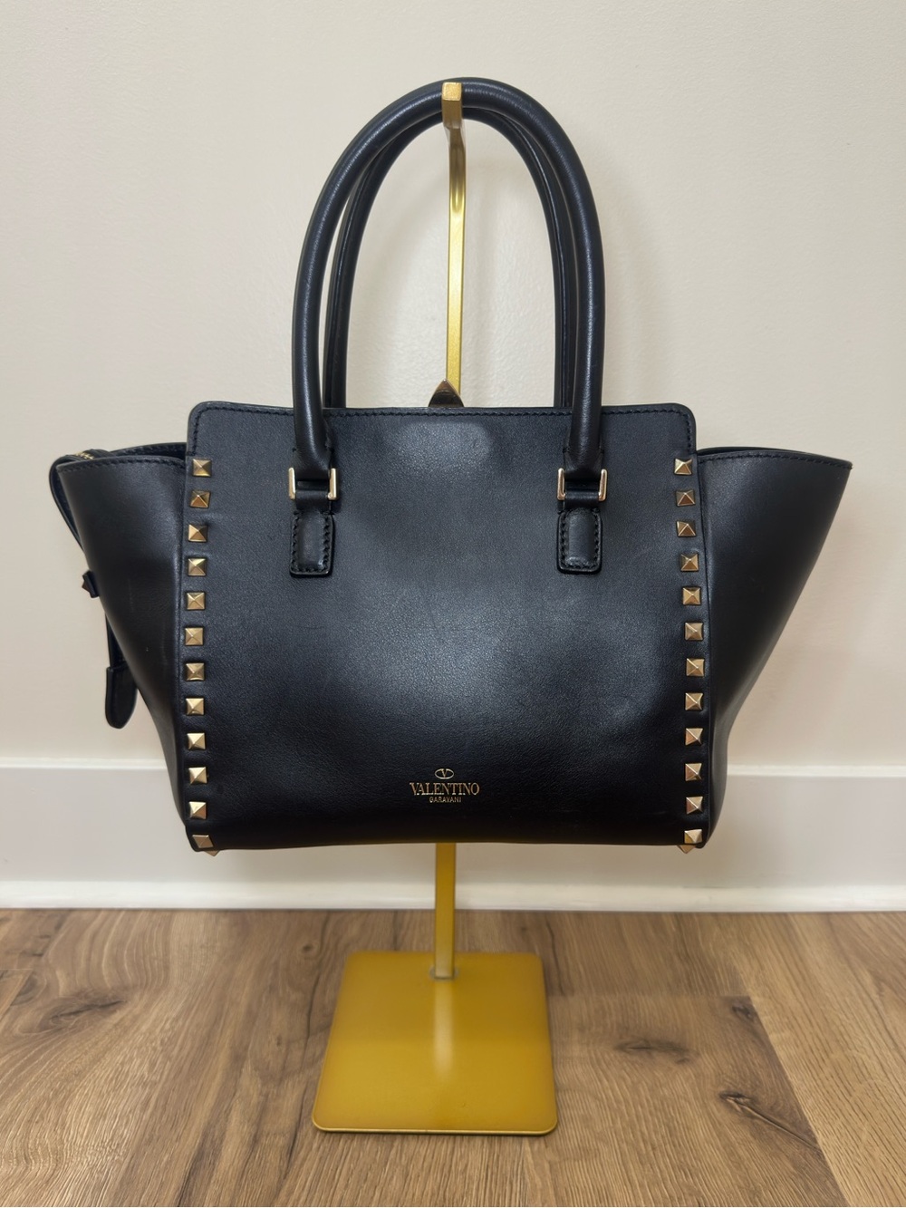 Valentino Garavani Black Leather Satchel with Gold Rockstuds - Picture 2 of 12